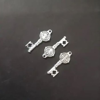 Wisiorek – Kluczyk św. Benedykta, wymiary 12×32 mm, opakowanie 20 g ±12 szt.