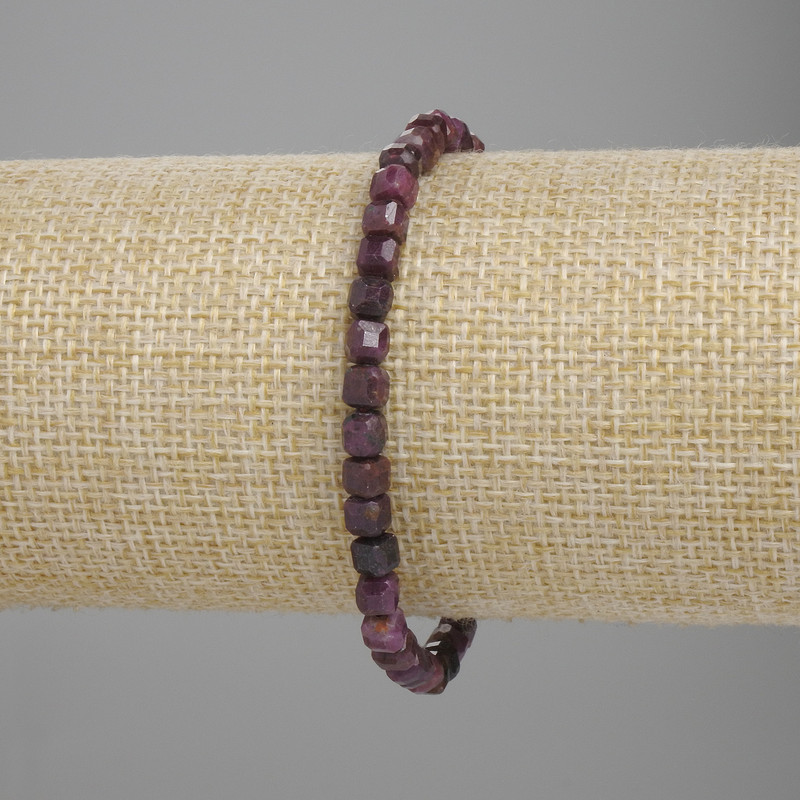 Bransoletka z rubinem szlifowanym w formie kostek, o wymiarach 5×5 mm, długość 18 cm, elastyczna