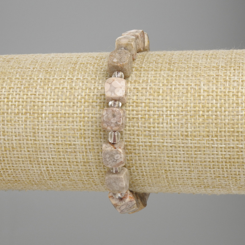 Bransoletka z pisolitu, fasetowane kostki, średnica 8×8 mm ±, koraliki 3 mm ±, długość 18 cm ±, na elastycznej bazie