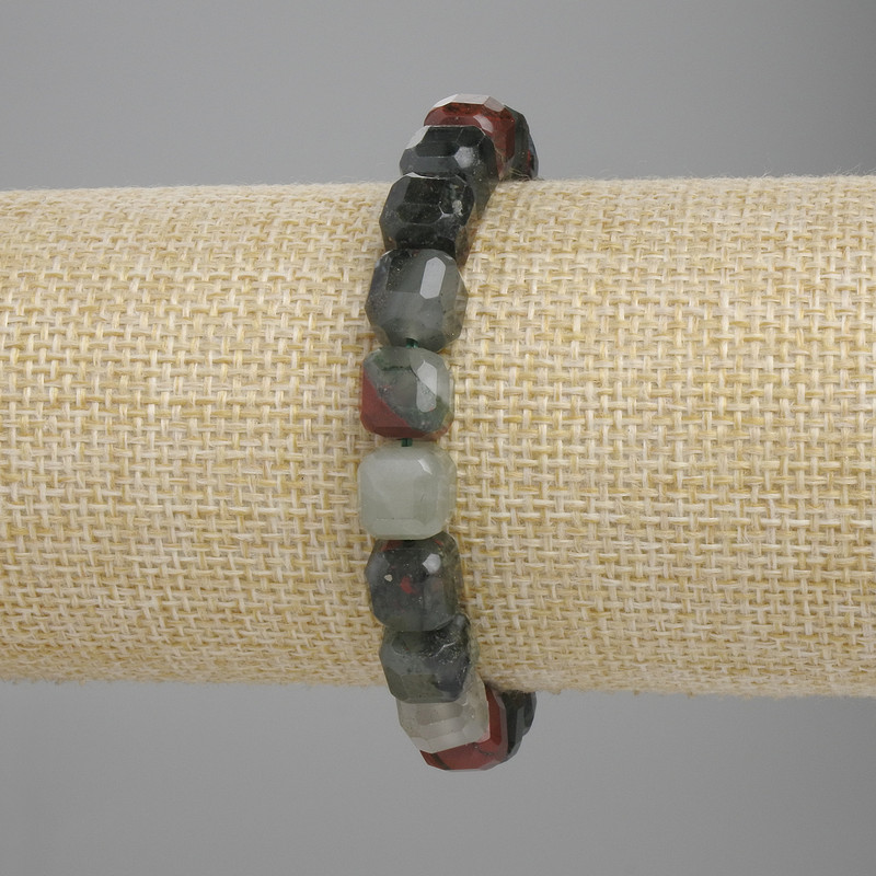 Bransoletka z czerwonego jaspisu, fasetowane kostki 8,5×8,5 mm, długość 18 cm ±, elastyczna
