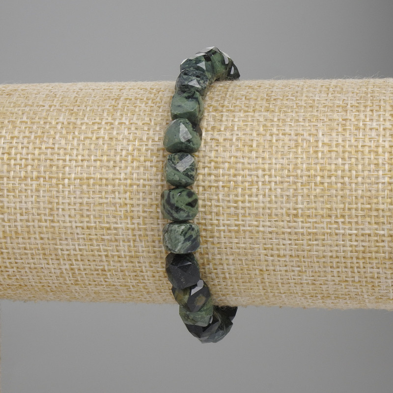 Bransoletka z oceanicznego jaspisu, szlifowana kostka 7×7 mm, długość około 18 cm, elastyczna