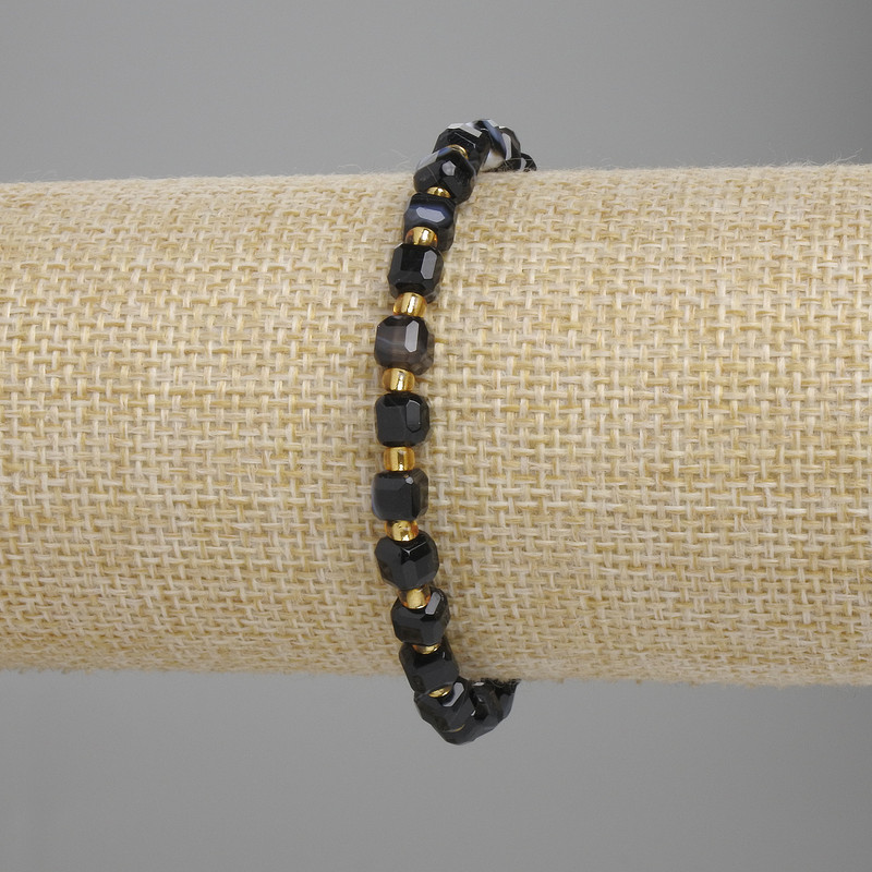 Bransoletka z fasetowanego agatu w kostkach 5×5 mm, koraliki 3 mm, długość 18 cm, elastyczna
