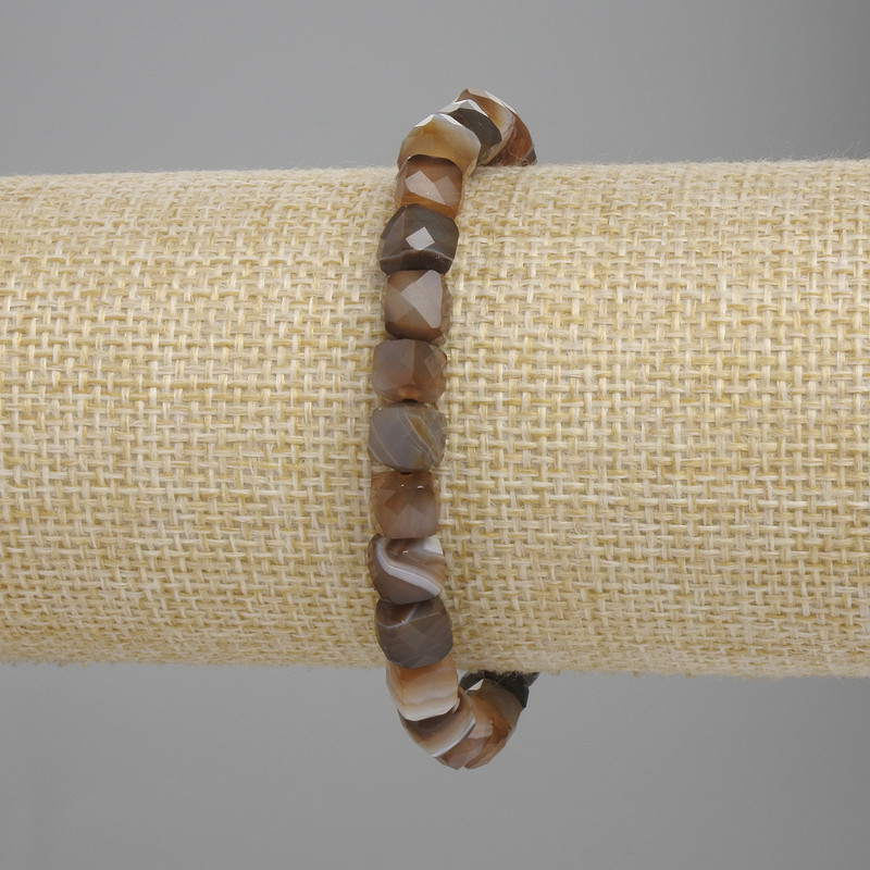 Bransoletka z agatów szlifowanych w kostkach 6×6 mm, długość 18 cm, na elastycznej gumce