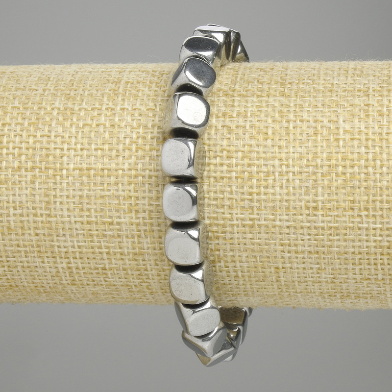 Bransoletka z hematytu w kostkach – mieszanka koralików 7,5×7,5 mm ± kolor srebrny, długość 18 cm ± elastyczna