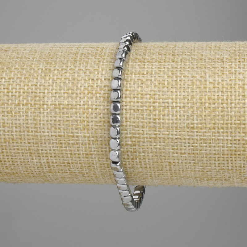 Bransoletka hematytu kostki 4×4 mm - kolor srebrny, długość 18 cm - elastyczna