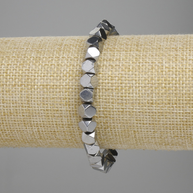 Bransoletka hematyt w formie fasetowanych wielobocznych brył, 5×5 mm, kolor srebrny, długość 18 cm, elastyczna