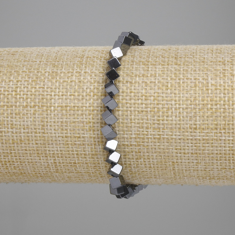 Bransoletka z hematitu w formie kostek z poprzecznym otworem 4×4 mm ±, długość 18 cm ±, elastyczna