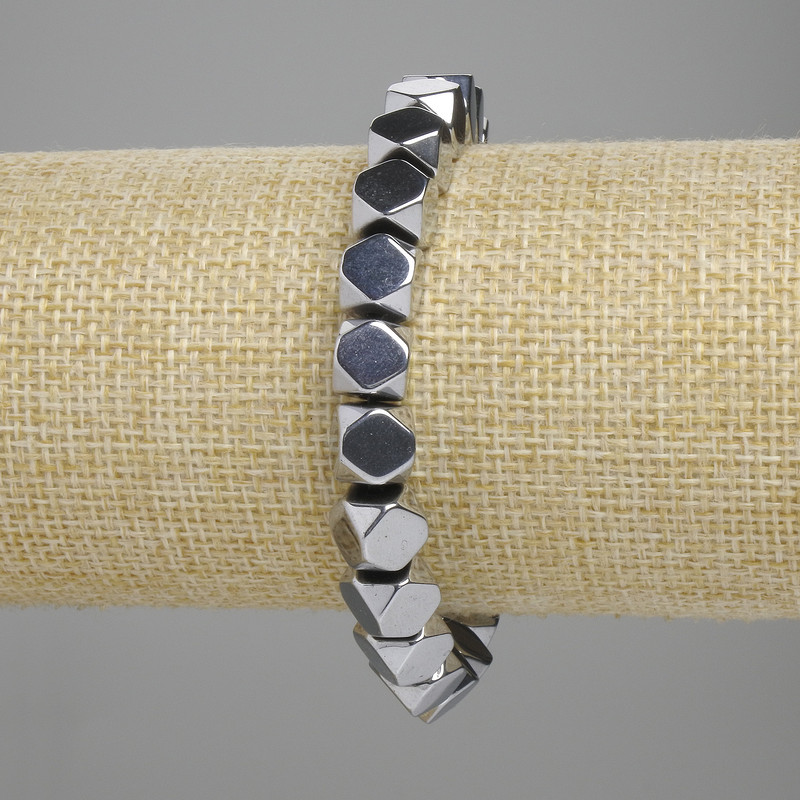 Bransoletka hematyt fasetowana o wymiarach 8×8 mm ± kolor srebrny, długość 18 cm ± elastyczna