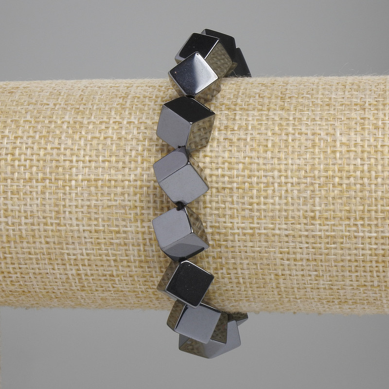 Bransoletka hematytu w kostkach z poprzecznym otworem 8×8 mm, długość około 18 cm, elastyczna