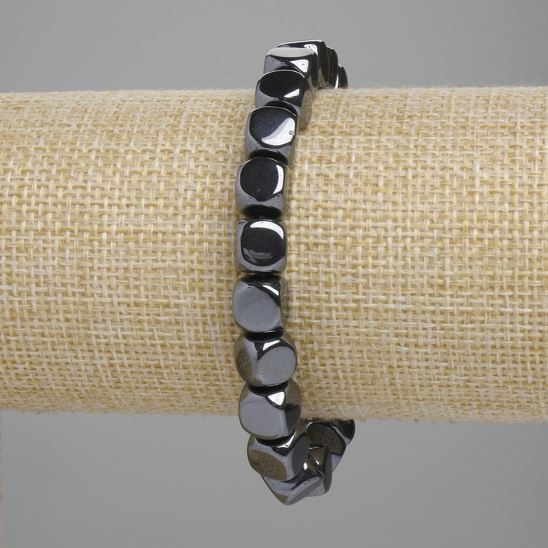Bransoletka hematytu w kostkach o wymiarach 8×8 mm, długość około 18 cm, elastyczna