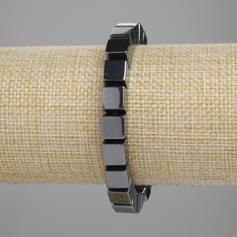 Bransoletka z hematitu w formie sześcianów, średnica 8×8 mm, długość 18 cm, elastyczna