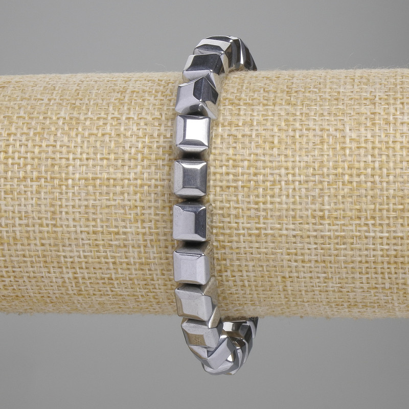Bransoletka z hematytu w kształcie kubików, 8×8 mm, kolor srebrny, długość ok. 18 cm, elastyczna
