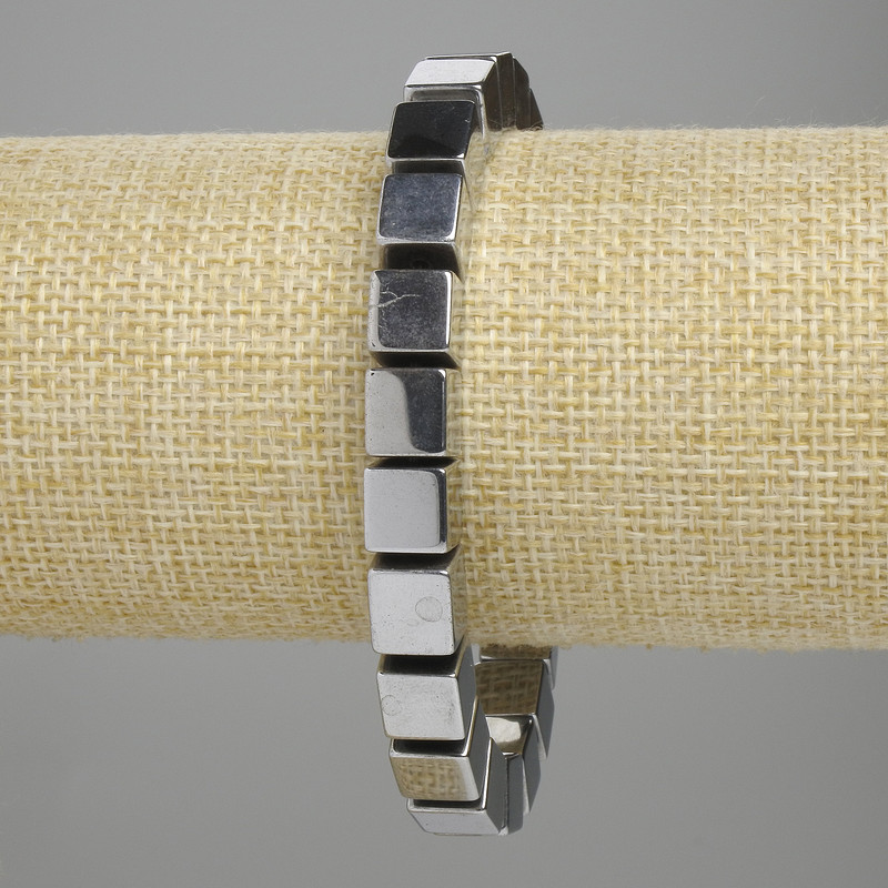 Bransoletka hematyt w kształcie sześcianów, średnica 8×8 mm±, kolor srebrny, długość 18 cm±, elastyczna
