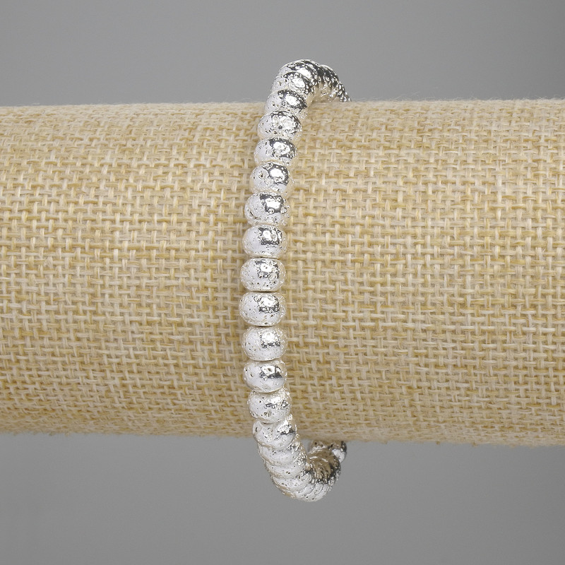 Bransoletka z lawy wulkanicznej ze srebrzystym metalicznym napylaniem, porowate rondelki 6×4,5 mm, długość 18 cm +/- elastyczna