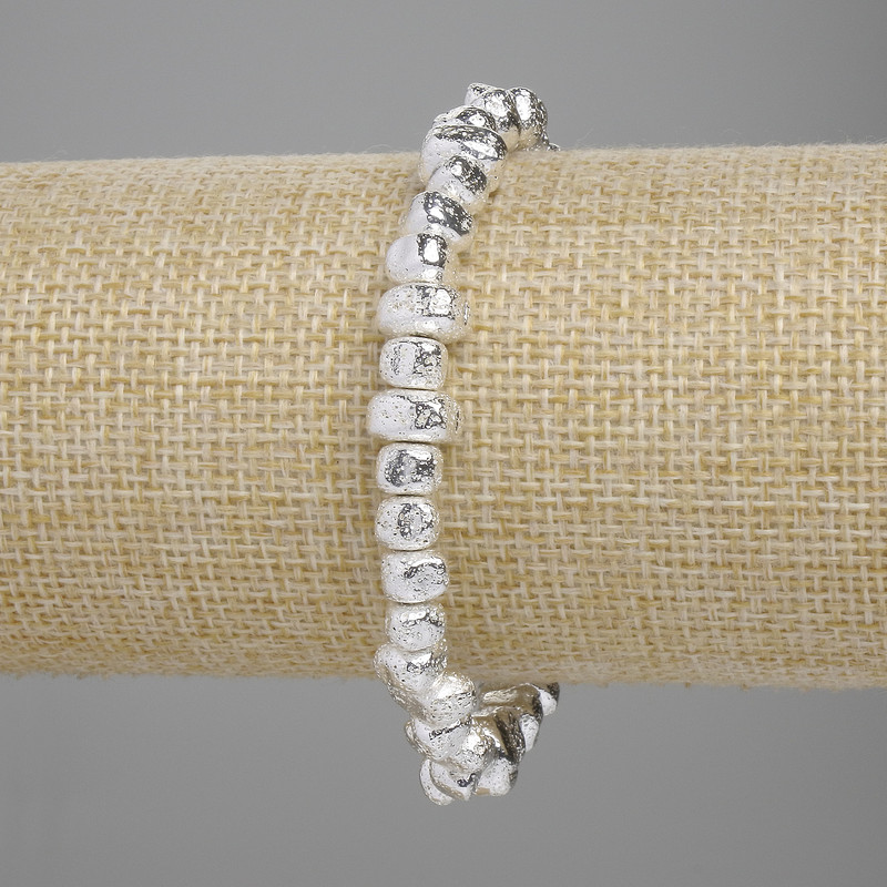 Bransoletka z kamienia lawowego z srebrzystym metalowym wykończeniem, porowate koraliki 6,5–8,5×4–5 mm ±, długość 18 cm ±, elastyczna