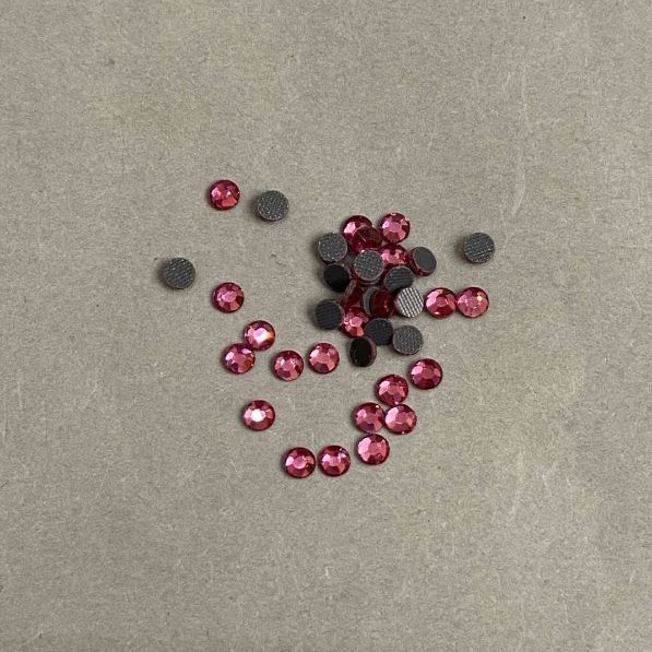 Kryształki strassowe do fiksacji na zimno, kolor różowy, średnica 4 mm ±, opakowanie 15 g (±)