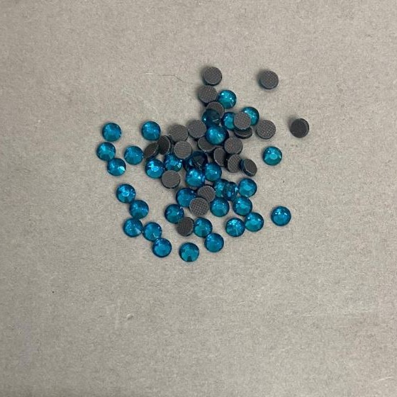 Niebieskie kryształki strassowe do utrwalania na zimno, średnica 4 mm, opakowanie ok. 15 g (+ -)