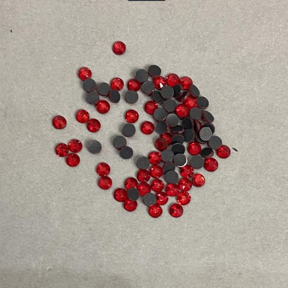 Kryształy strass do zimnego utrwalania, kolor czerwony, średnica 4 mm, opakowanie 195 g (+/-)