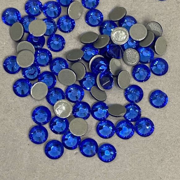 Kryształki strassowe do fiksacji na zimno, kolor niebieski, średnica 6 mm, opakowanie 205 g (+-)