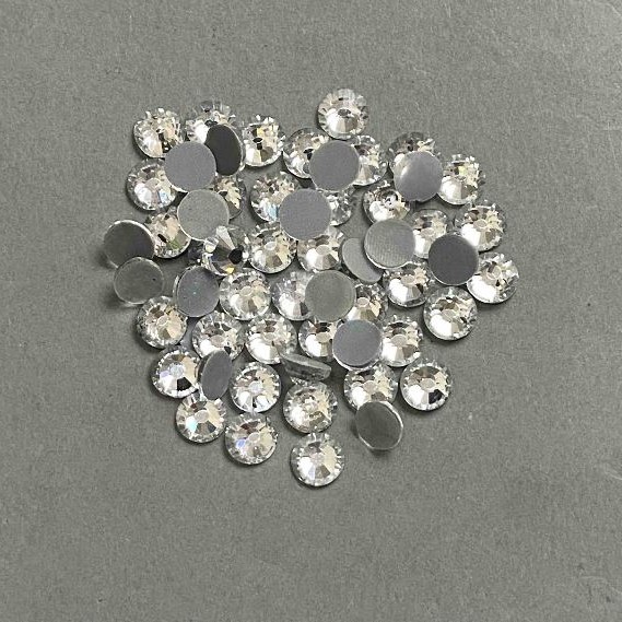 Kryształy strassowe w kolorze białym, średnica 7,5 mm ± opakowanie 260 g