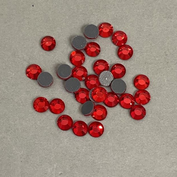 Kryształki strass do aplikacji na zimno, kolor czerwony, średnica 6 mm +/- opakowanie 180 g (+/-)