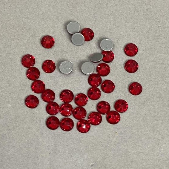 Kryształy strassowe do zimnej fiksacji, kolor czerwony, średnica 5 mm ±, opakowanie 250 g (±)