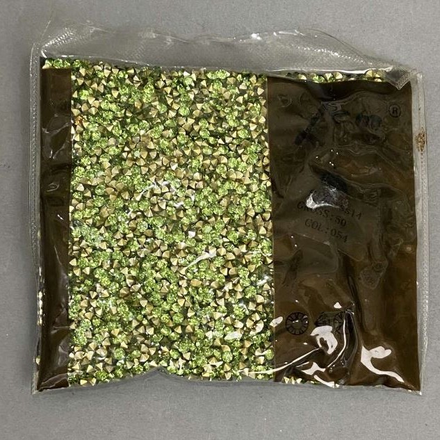 Kryształki strassowe w kolorze jasnozielonym, średnica 4 mm ± opakowanie 75 g (±)