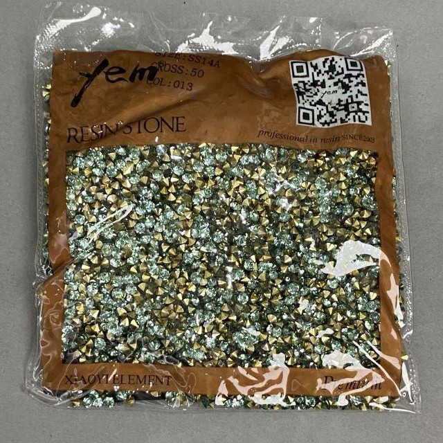 Kamienie strassowe w kolorze błękitu, średnica 4 mm (±), opakowanie 75 g (±)