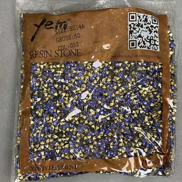 Kryształy strassowe w kolorze niebieskim, średnica 4 mm ± opakowanie 75 g (±)
