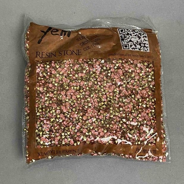 Kryształy strassowe w kolorze różowym, średnica 3 mm, opakowanie 110 g (±)
