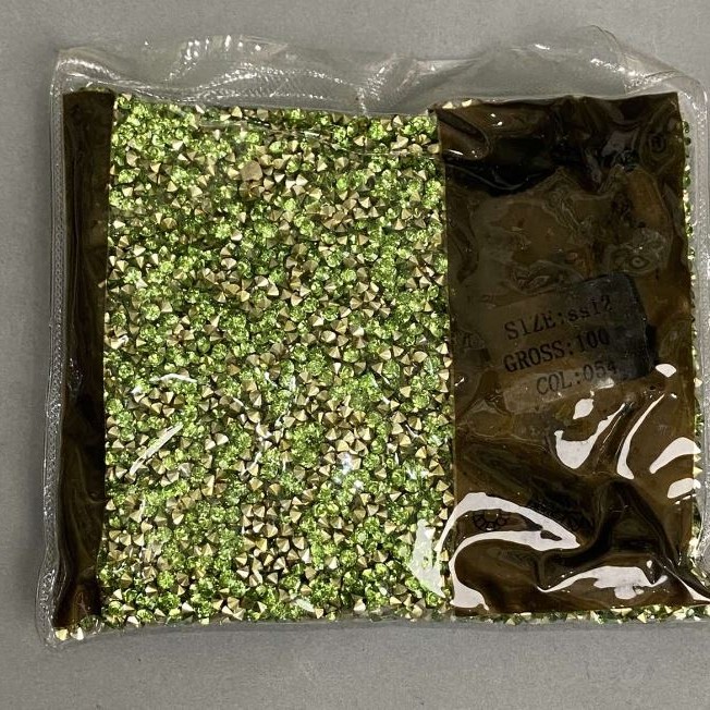 Kryształy strass w kolorze zielonym, średnica 3 mm (+-), opakowanie 105 g (+-)