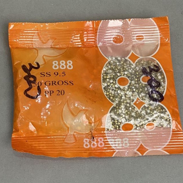 Kryształy strassowe, kamienie w kolorze białym, średnica 2 mm ±, opakowanie 90 g (±)