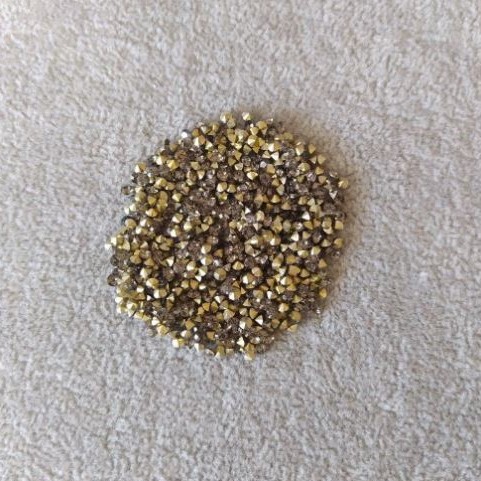 Kryształy strassowe, kamyczki, kolor szary, średnica 2,5 mm (±), opakowanie 4 g (±)
