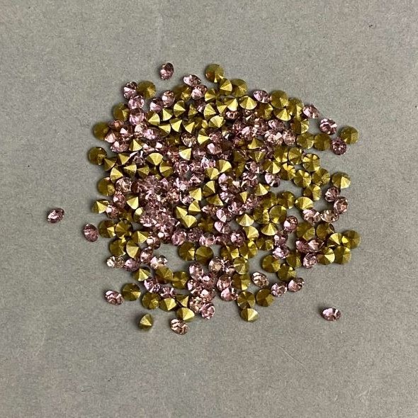 Kryształki strassowe w kolorze fioletowym, średnica 2,5 mm (±), opakowanie 4 g (±)