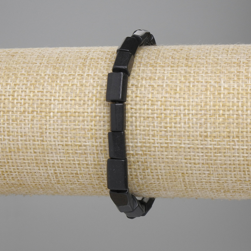 Bransoletka z szungitu, fasetowana 7–8×5–6 mm, długość około 18 cm, na elastycznej gumce