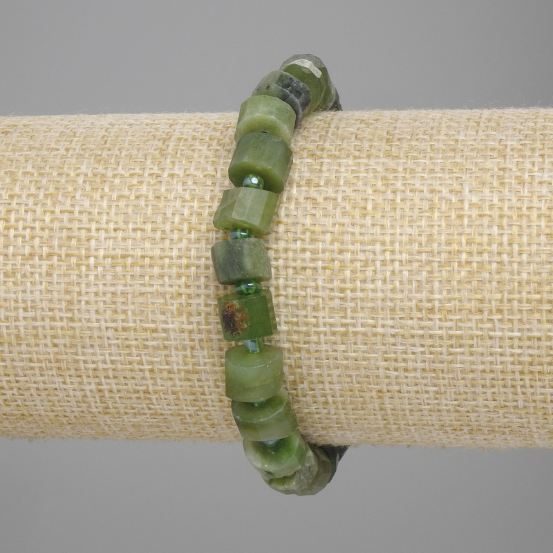 Bransoletka z jadeitu fasetowanego w kształcie rondla 8×5 mm, koraliki 3 mm, długość 18 cm, na elastycznej gumce