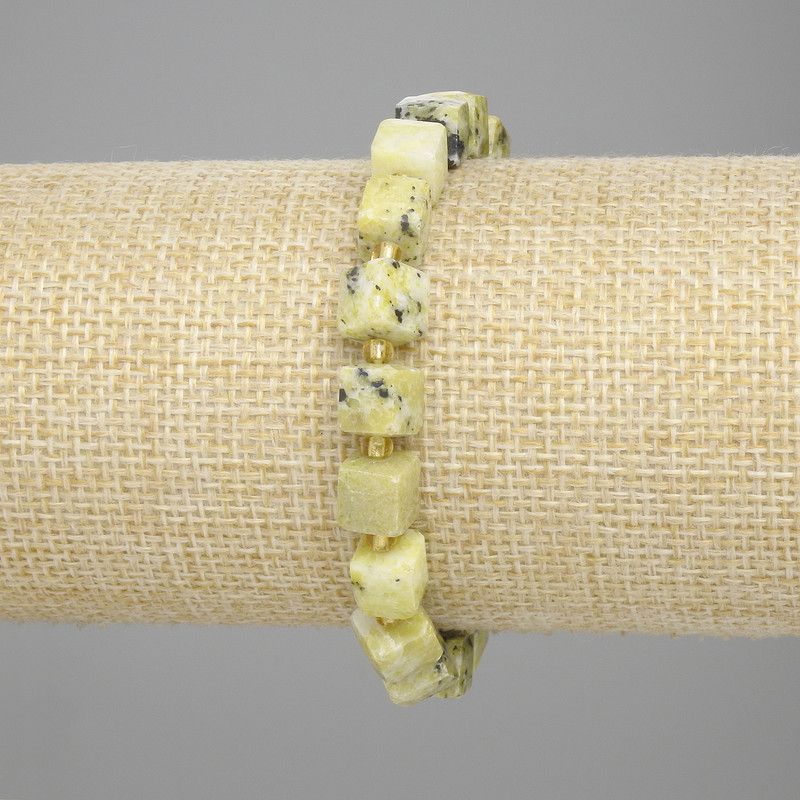 Bransoletka z jadeitu fasetowanego w kostkach 7×7 mm ±, koraliki 3 mm ±, długość 18 cm ±, elastyczna
