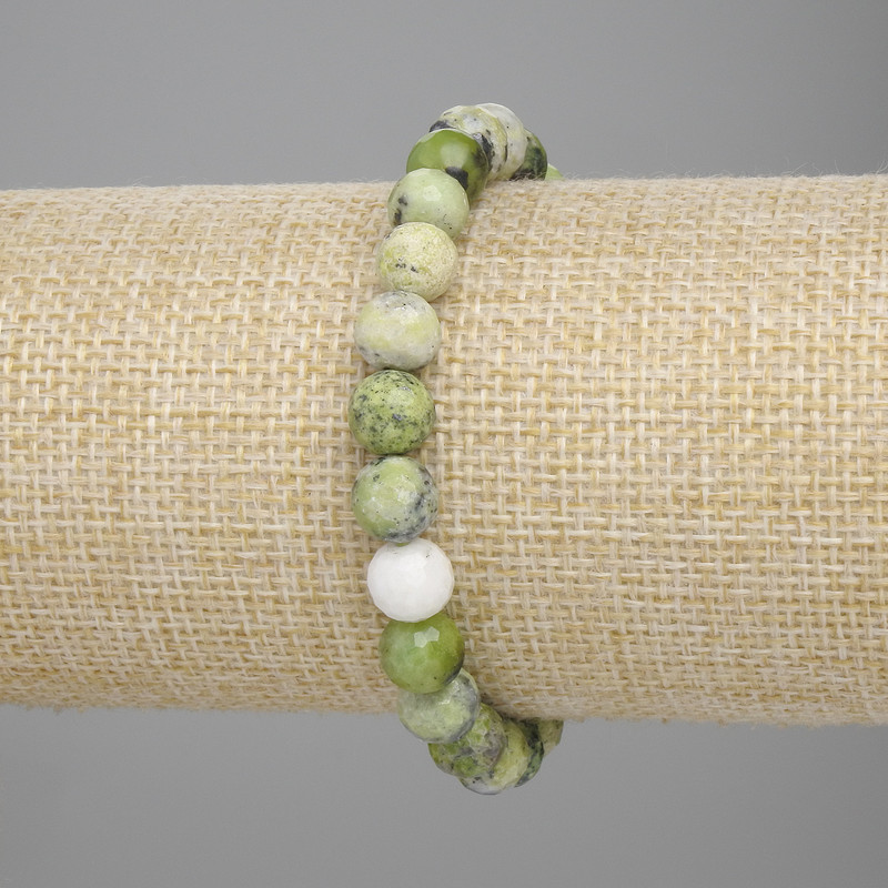 Bransoletka z jadeitu – fasetowana kula o średnicy 8 mm ±, długość 18 cm ±, elastyczna