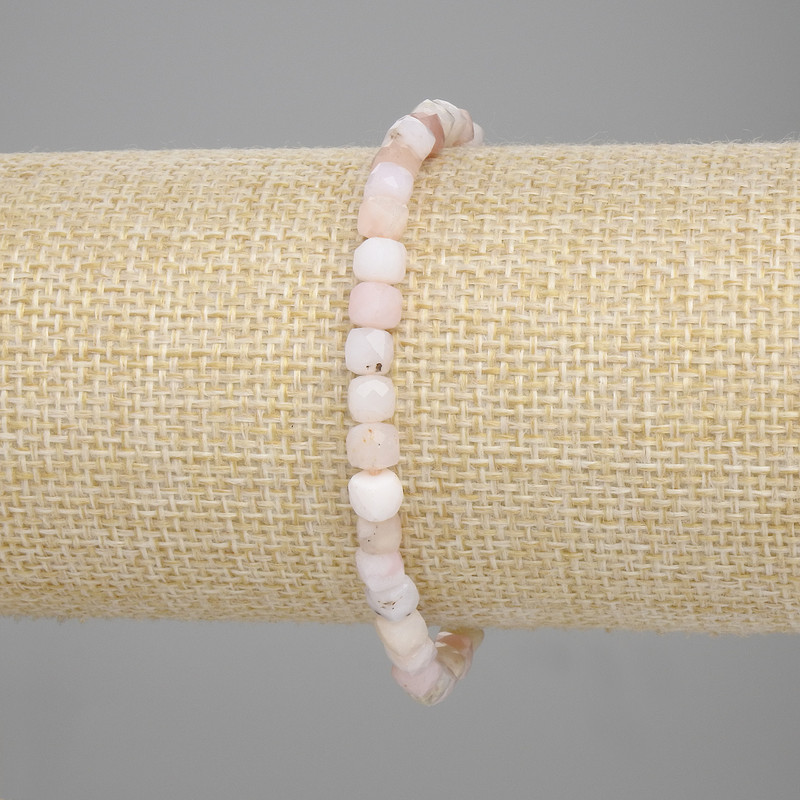 Bransoletka z różowego opalu, fasetowane kostki 4,5×4,5 mm, długość 18 cm, na elastycznej gumce