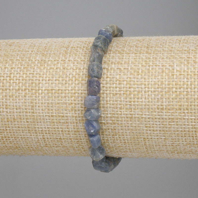 Bransoleta z nieobrobionym szafirem, średnica 5–8×5–7 mm, długość 18 cm, elastyczna