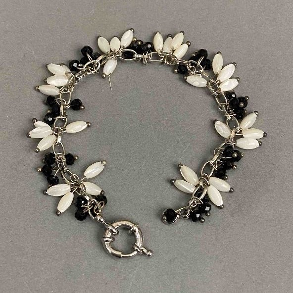 Bransoletka z ziaren perłowych 7×3,5 mm i fasetowanego czeskiego szkła rondel 4×3 mm, długość około 19 cm