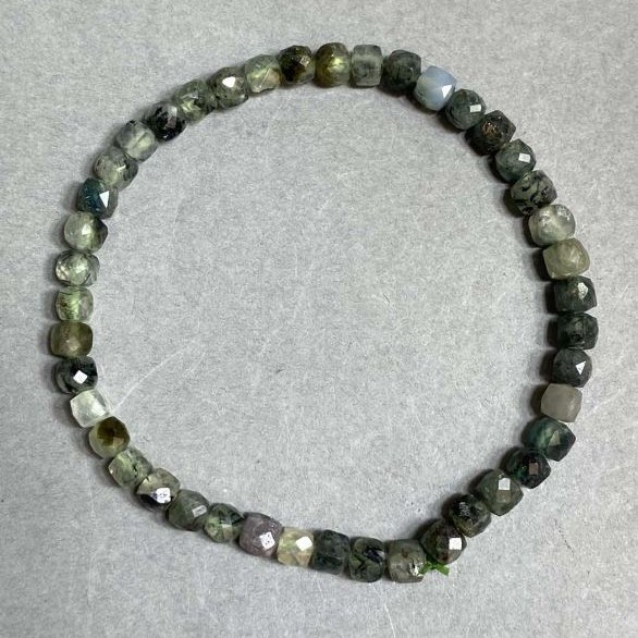 Bransoletka Asorty (prehnit, szafir i szmaragd) szlifowany sześcian 4×4 mm ±, długość 18 cm ±, elastyczna