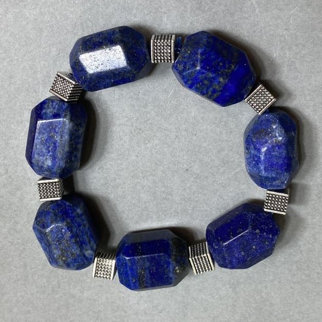Bransoletka z lazurytu, wieloboczne bryły 20–21×14–15 mm ±, z metalowymi wstawkami, długość 18 cm ±, elastyczna
