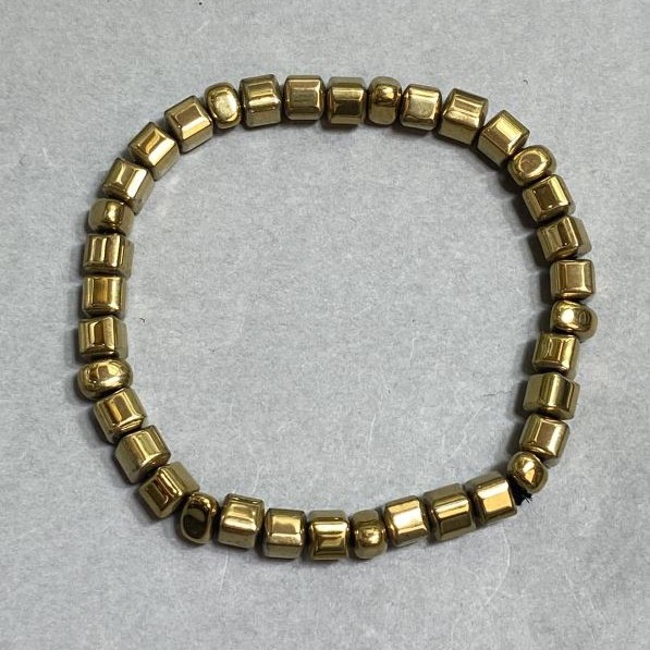 Bransoletka z hematytu w kolorze złota – kostki hematytu 5 mm oraz trójkątne rondelki 6×4 mm, długość ok. 18 cm, elastyczna