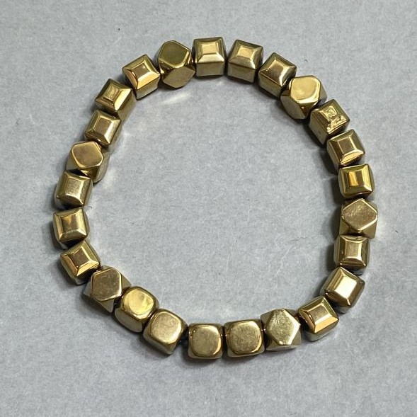 Bransoletka hematyt w kolorze złotym — sześciany 7 mm i wielokąta 8 mm, długość 18 cm, elastyczna