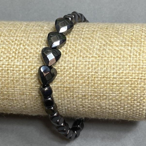 Bransoleta z hematitu — kostka 5×5 mm ±, fasetowane serce 10 mm ±, długość 18 cm ±, elastyczna