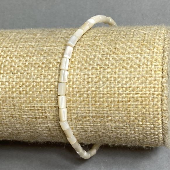 Bransoletka z masy perłowej w cylindrach 5×3 mm, długość ok. 18 cm, elastyczna