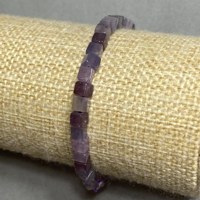 Bransoletka z lepidolitu – kostki 4×4 mm, długość 18 cm, elastyczna