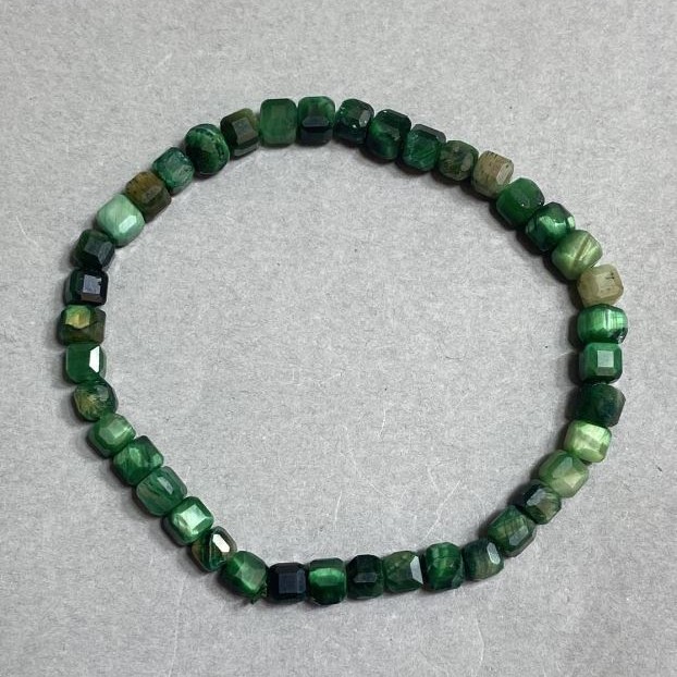 Bransoletka z zielonego kamienia 'Kocie oko', fasetowane kostki 4×4 mm, długość 18 cm, elastyczna
