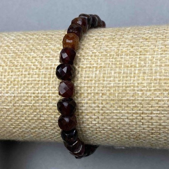 Bransoleta z hessonitu, fasetowane sześciany 6×6 mm +-, długość 18 cm +-, na gumce elastycznej